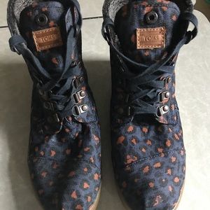Fleece-lined Tom’s booties in excellent condition!